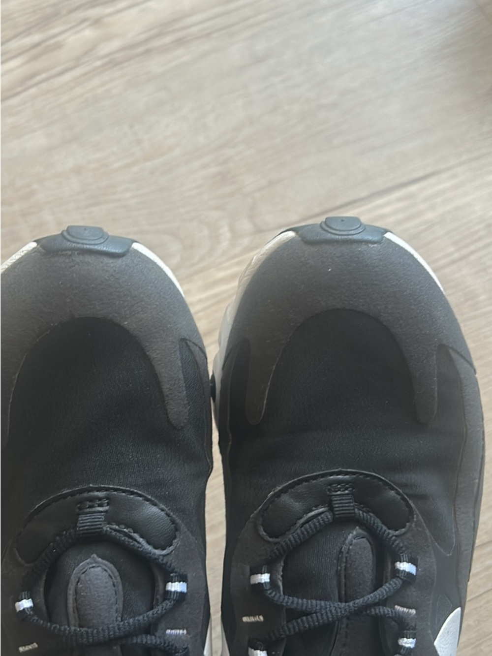 Nike women’s Black and White Air Max Running Sneakers - Picture 2 of 12